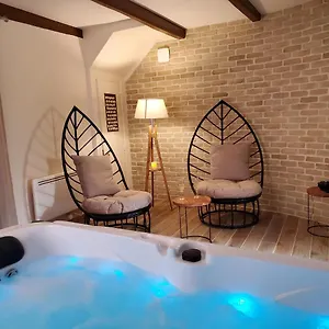 https://jacuzzi-privatif-dans-maison-de-village-au-calme.hotels-rhonealpes.com